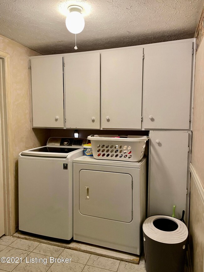 9005 Cinderella Ln, Louisville, KY 40229 - photo 7