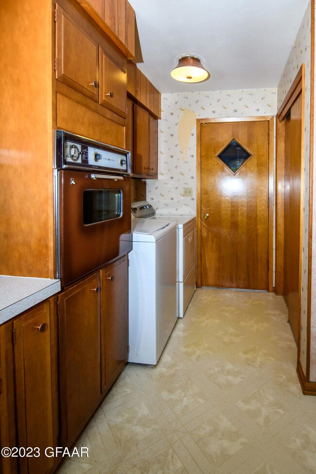 0821 806 Walnut St-DevilsLake