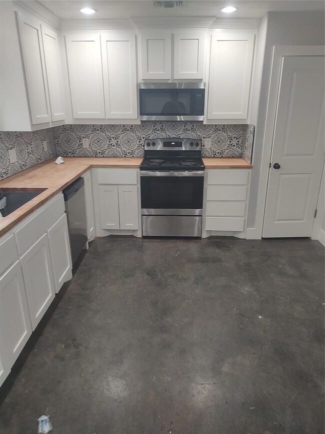 810 W Coffin St, Denison, TX 75020 - photo 3