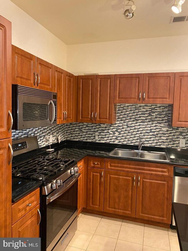 12945 Centre Park Cir unit 105, Herndon, VA 20171 - photo 5