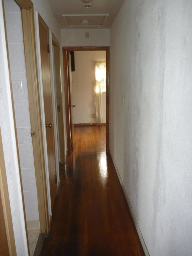 HARDWOOD THROUGHOUT
