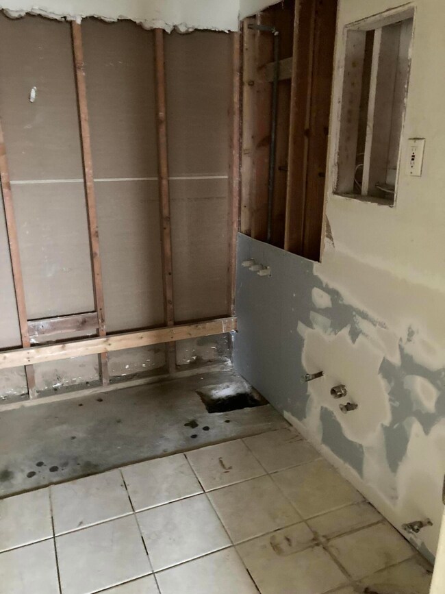 10767 Beverly hall bath