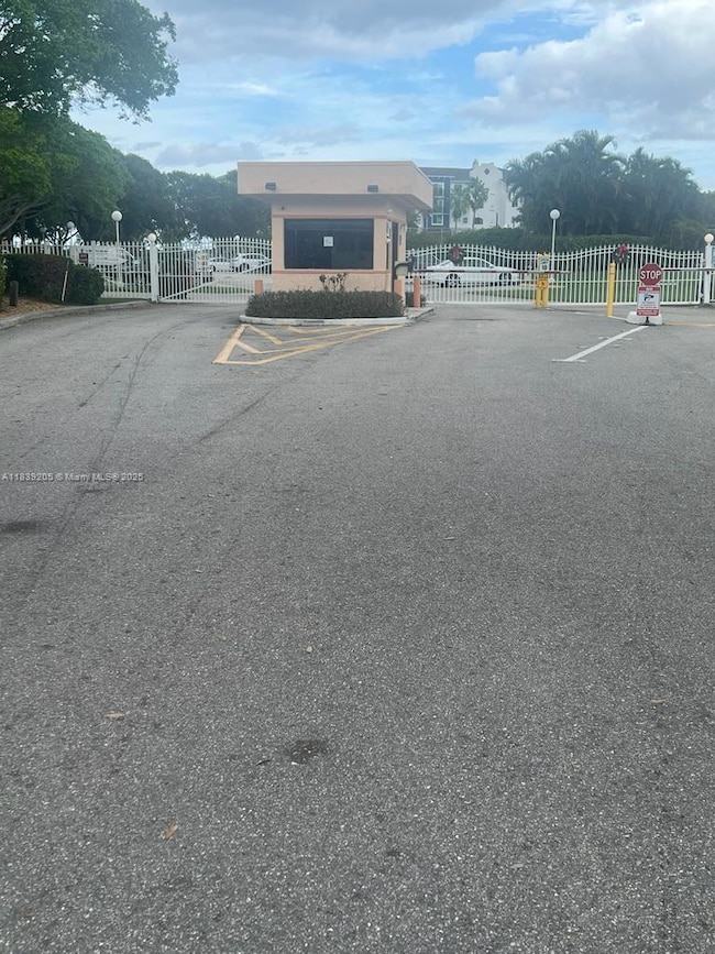 Breakwaters unit 27, West Palm Beach, FL 33401 - photo 2