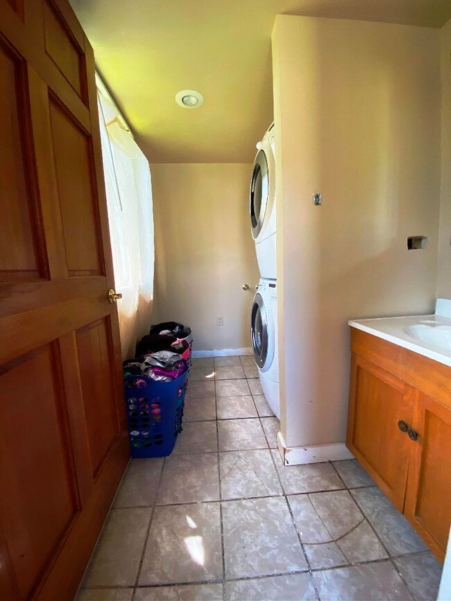 Laundry Room 1/2 Bath