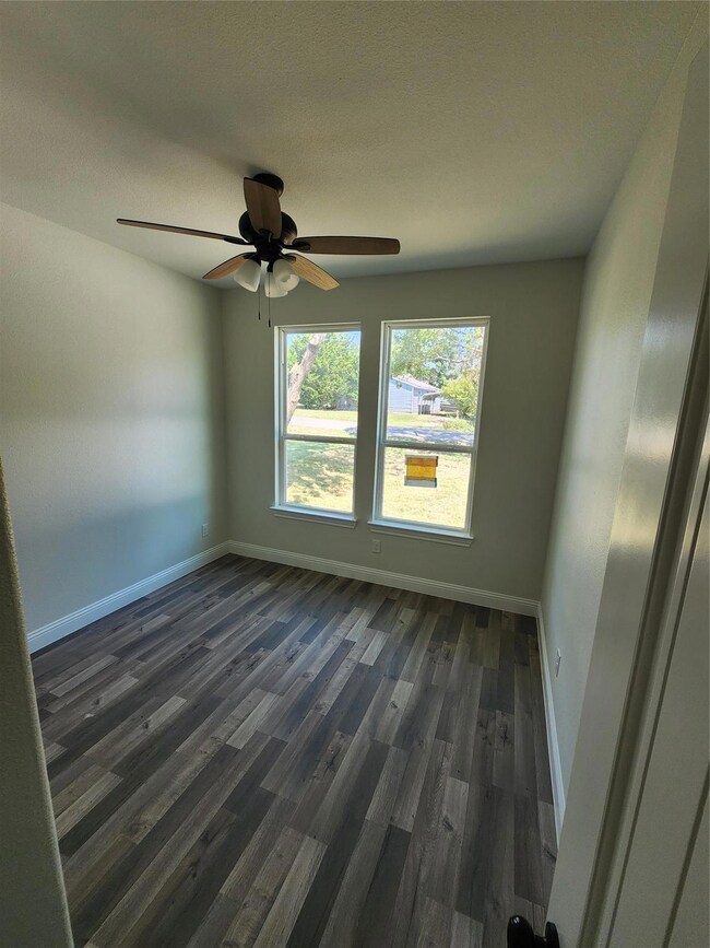 703 E Denton St, Ennis, TX 75119 - photo 2