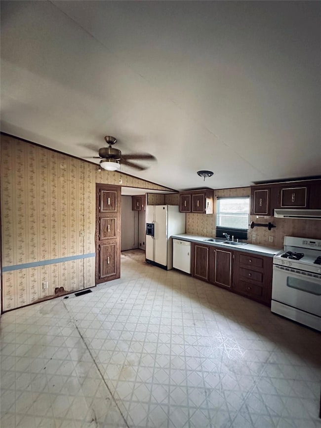 Kitchen with ceiling fan, backsplash, lots of cabi