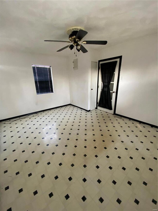 Unfurnished room featuring baseboards and ceiling fan