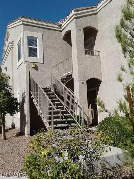 Nice corner Condo!!