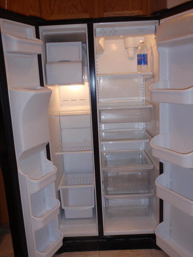 Refrigerator/freezer interior