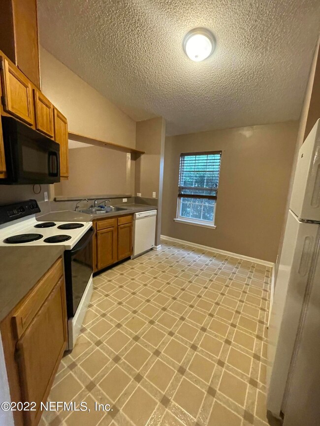 8754 Buzz Ct, Jacksonville, FL 32216 - photo 6