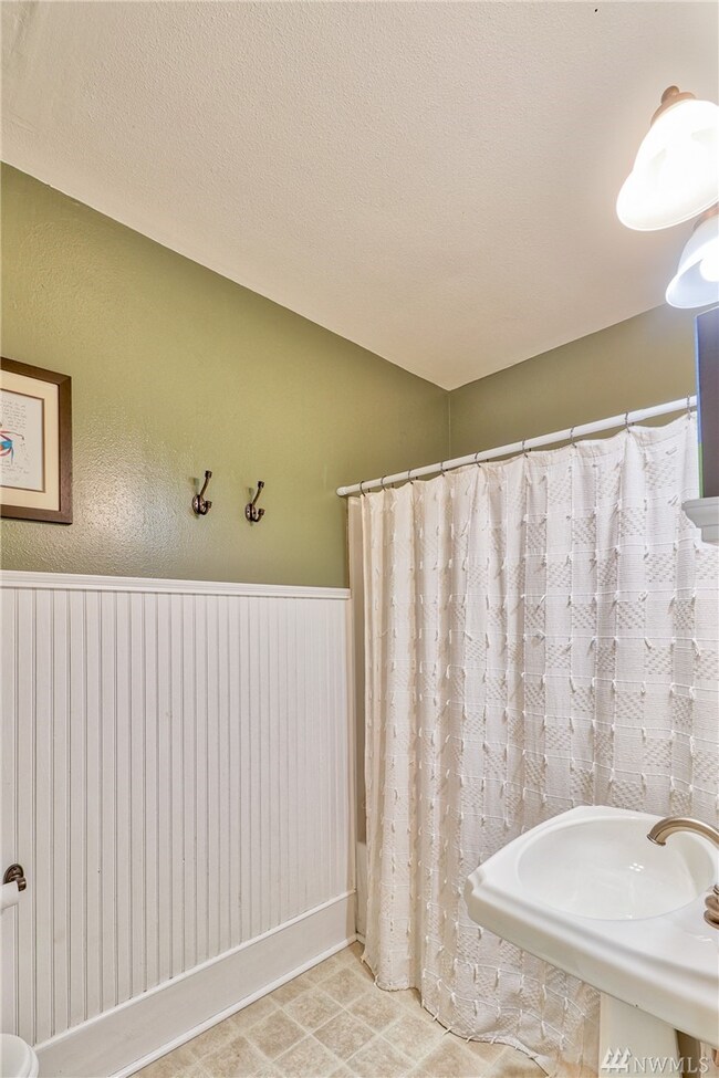 2908 Grandview Dr W, University Place, WA 98466 - photo 4