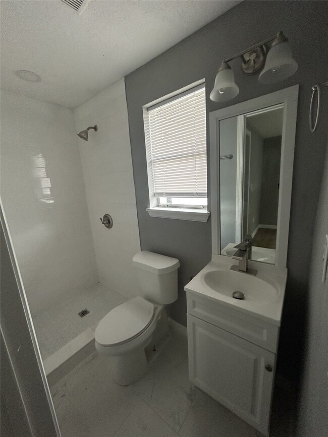 721 Doverside St unit 3, Houston, TX 77022 - photo 5