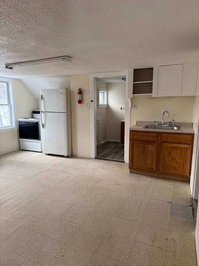 38 Washington St, Claremont, NH 03743 - photo 5