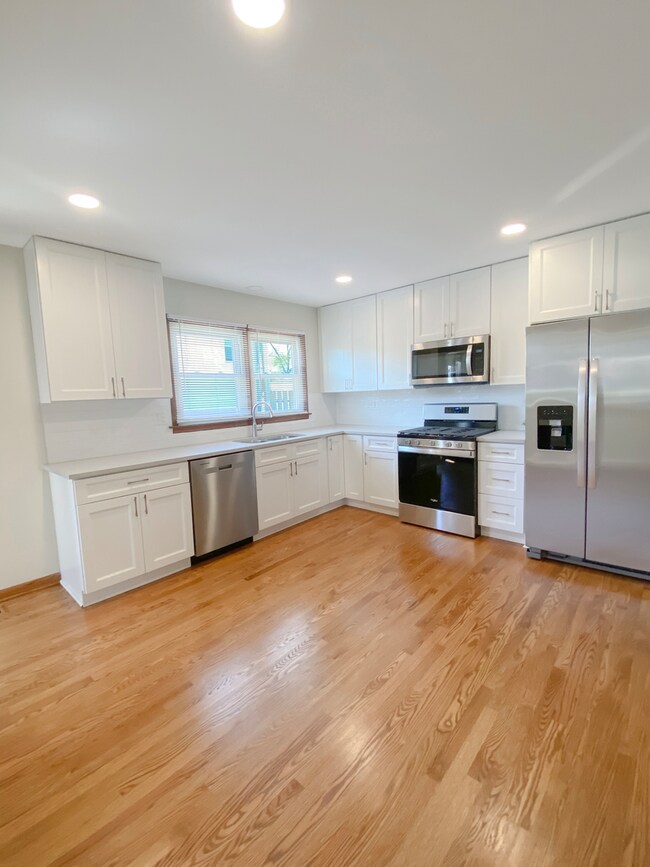 2242 Eastview Dr, Des Plaines, IL 60018 - photo 2