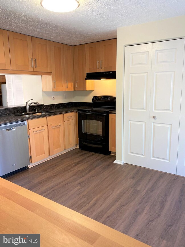 8301 Bark Tree Ct, Springfield, VA 22153 - photo 4