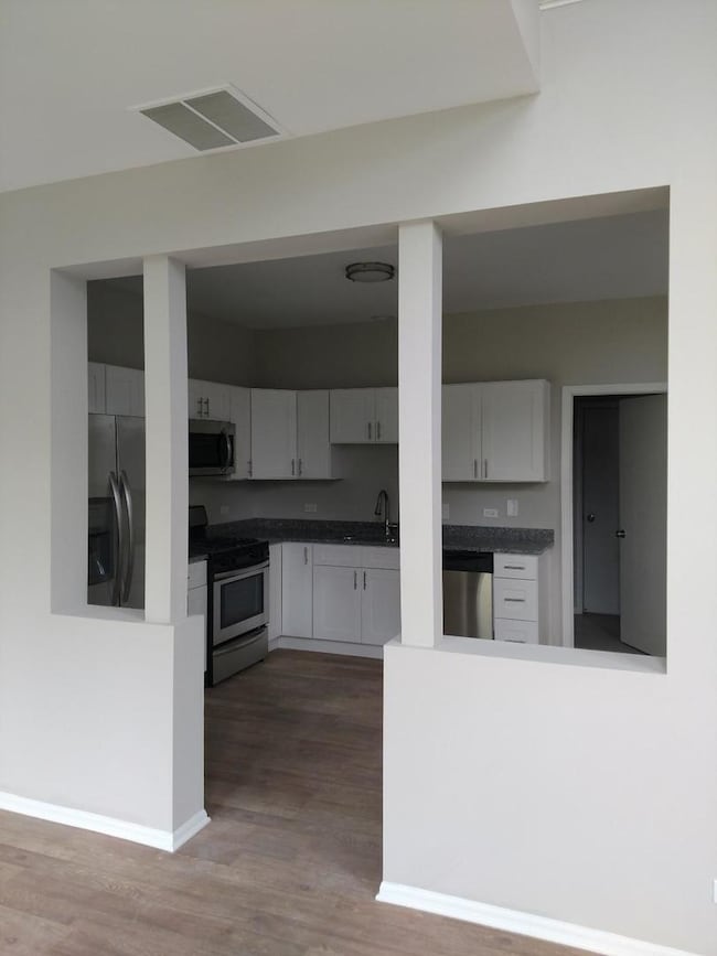 957 Viewpoint Dr, Lake In the Hills, IL 60156 - photo 3