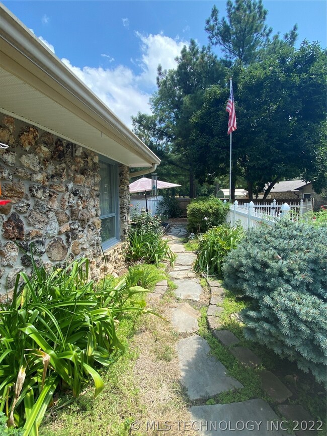 2352 London Ln, Bartlesville, OK 74006 - photo 4