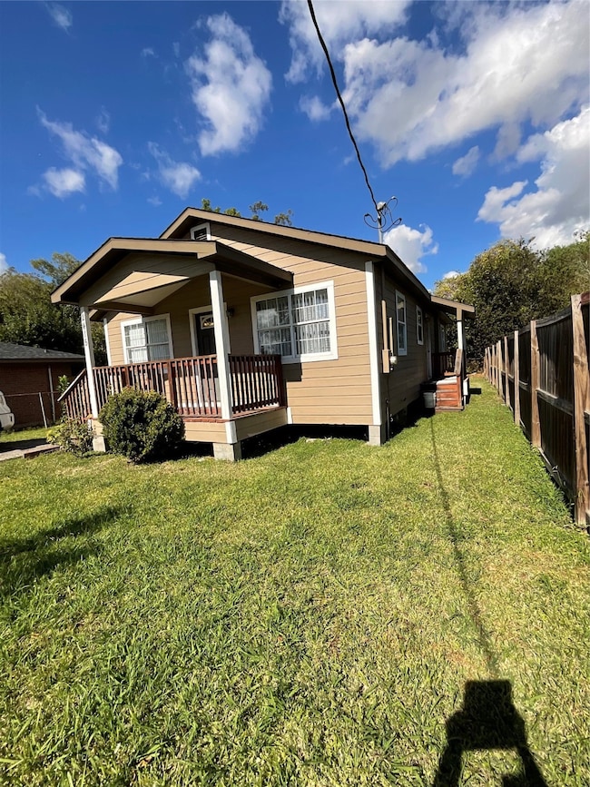 2515 Harris St, Baytown, TX 77521 - photo 2