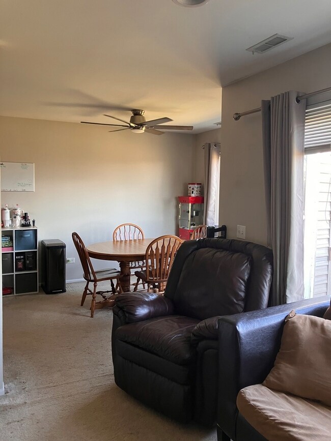 636 Mallard Ct unit 2D, Bartlett, IL 60103 - photo 3