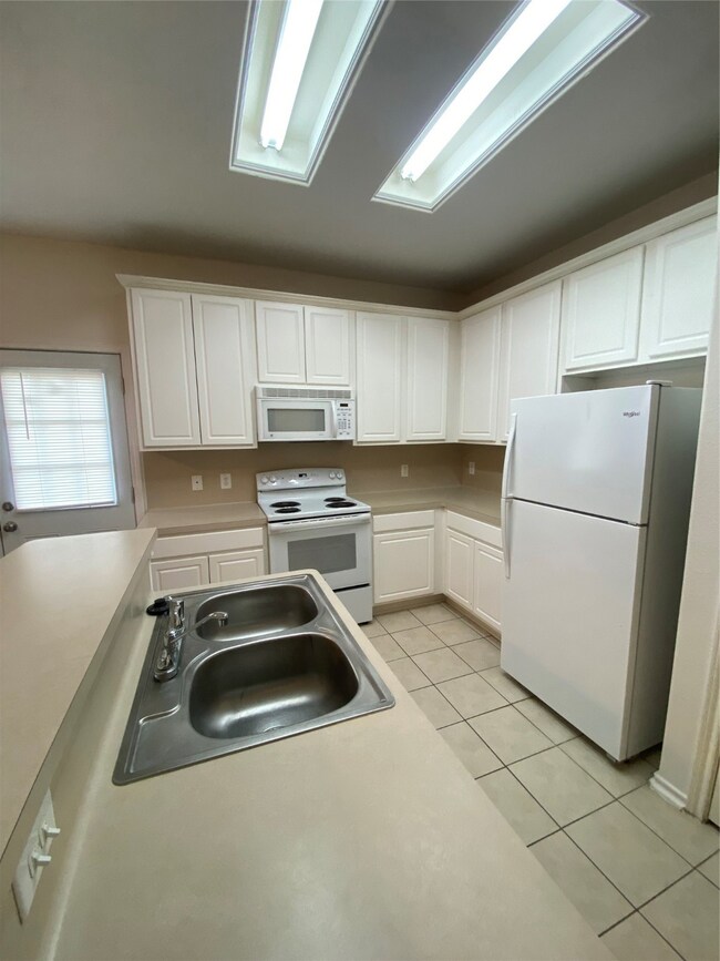 FRIDGE/STOVE/MICROWAVE