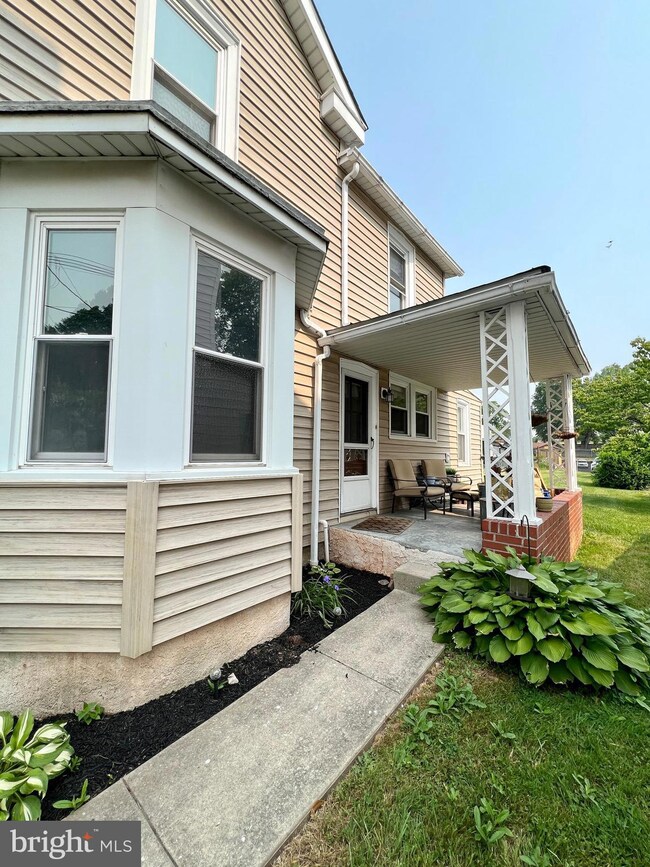 337 Bridge St, Spring City, PA 19475 - photo 4