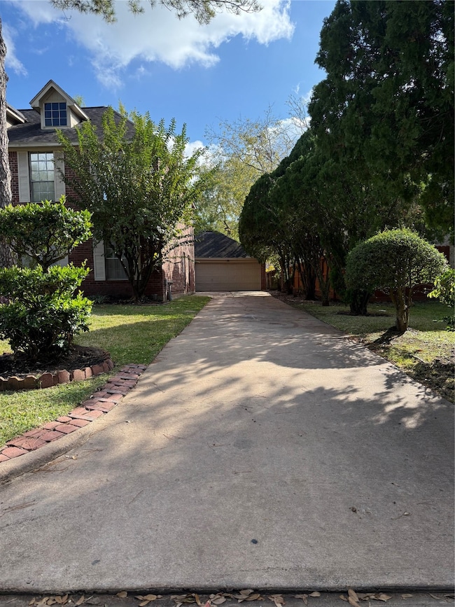 9731 New Kent Dr, Sugar Land, TX 77498 - photo 2