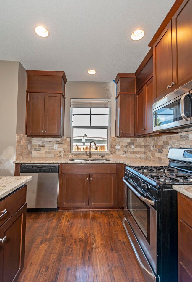 1031 SE Leonel Ln, Bend, OR 97702 - photo 4