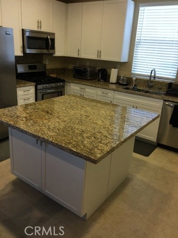 kitchen island, stainless steel appliances