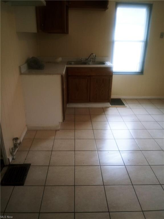 99 Center St unit 3, Struthers, OH 44471 - photo 3