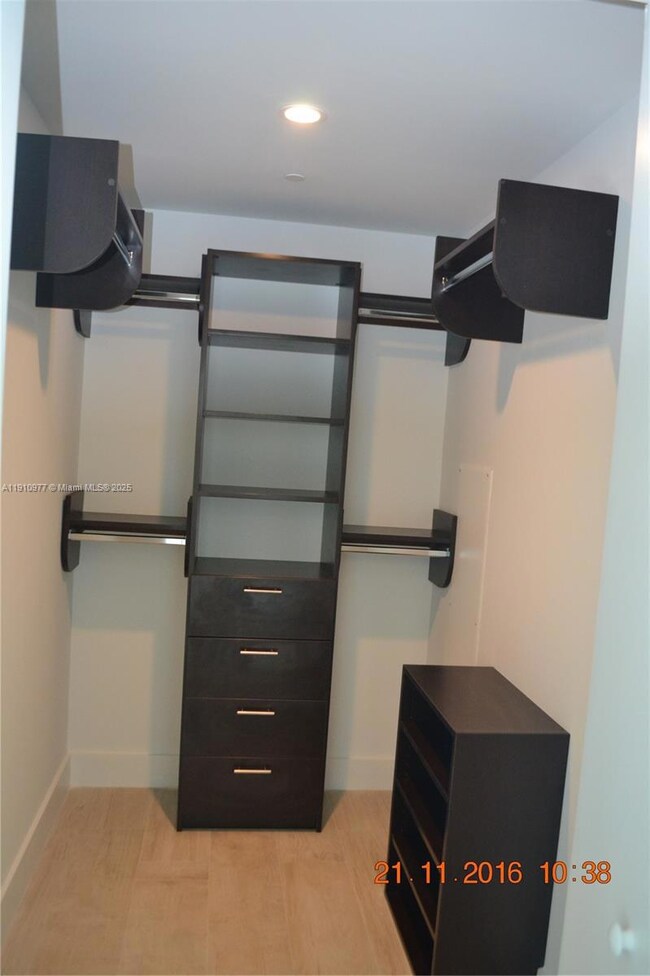 WALKING CLOSET