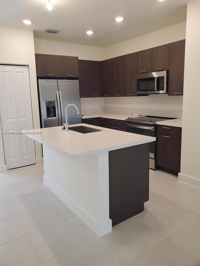 8265 NW 41st St unit C-203, Doral, FL 33166 - photo 4