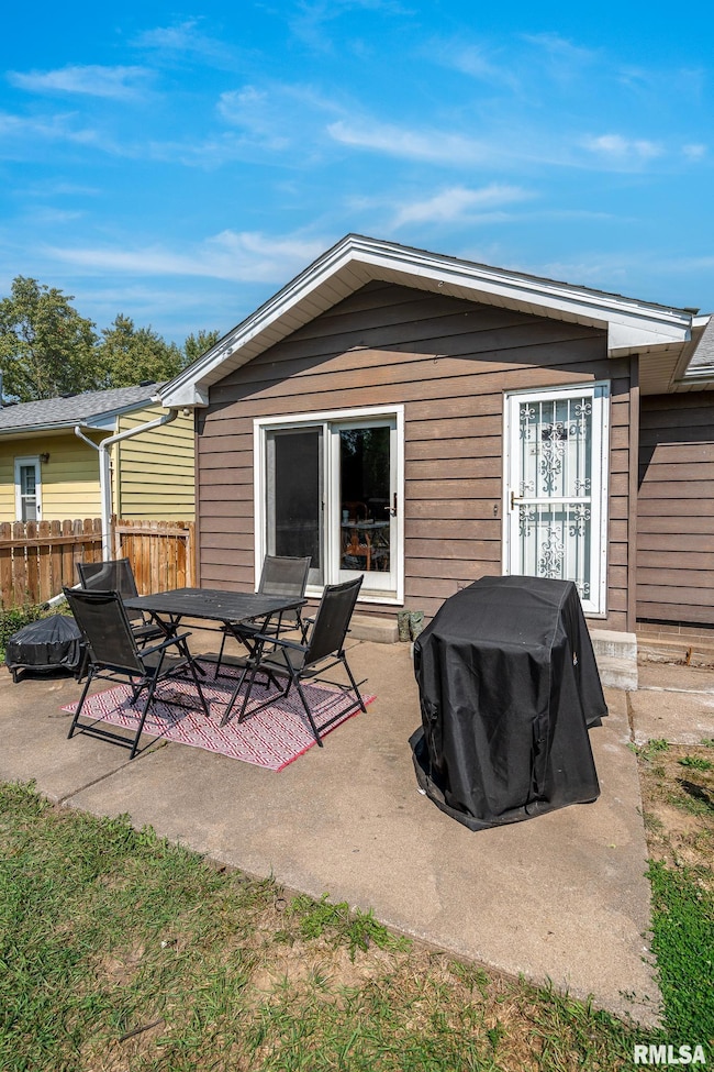 2417 W 18th St, Davenport, IA 52804 - photo 4