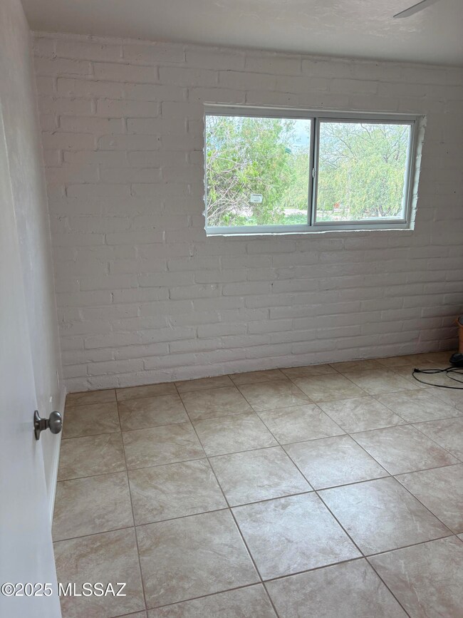 537 N Kino springs 3rd bedroom