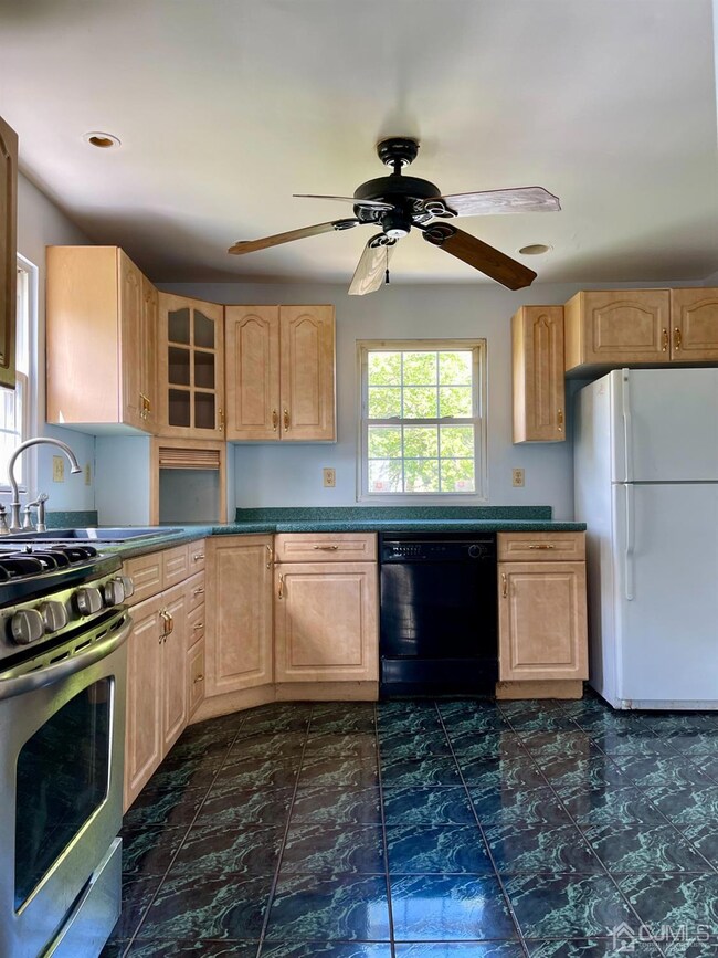 20 Lincoln Ave, Carteret, NJ 07008 - photo 7