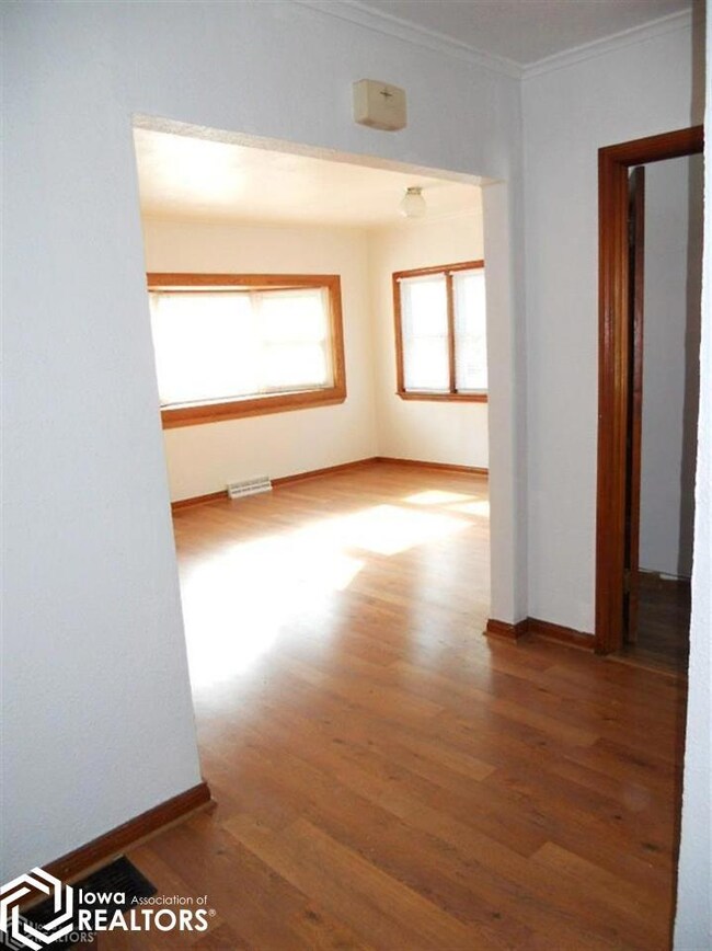 914 1st St N, Newton, IA 50208 - photo 7