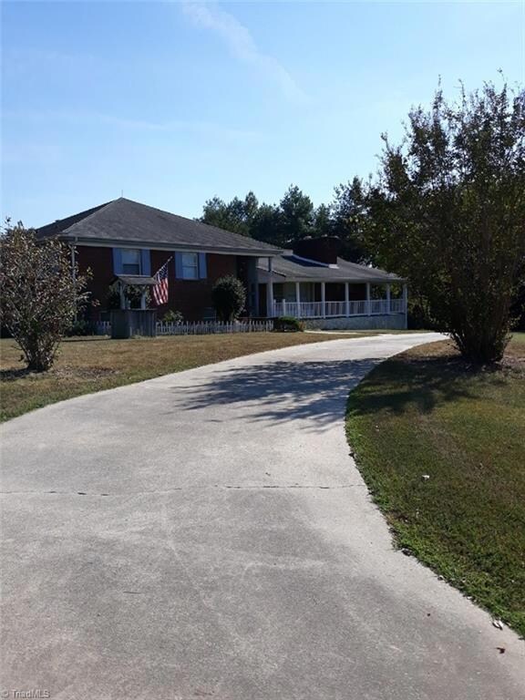 1439 Jackson Lake Rd, High Point, NC 27263 - photo 2