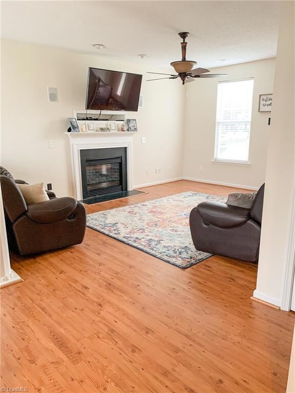 Living Room with gas fireplace, 17.5 X 13.5