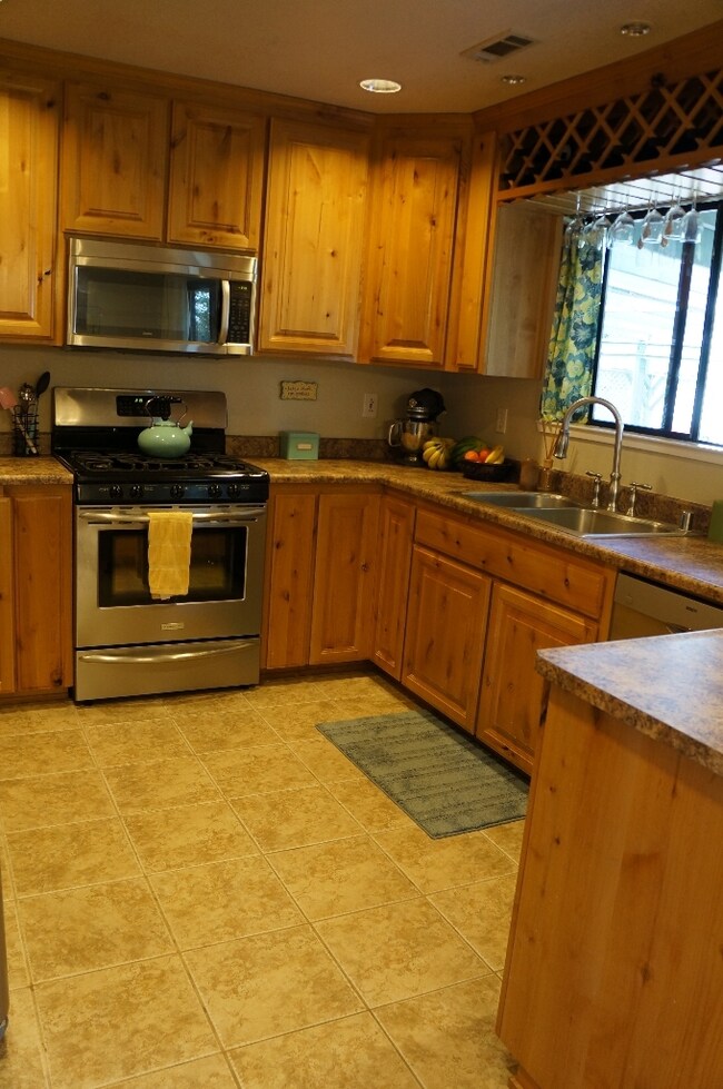 1065 Dara Ct, Redding, CA 96003 - photo 7