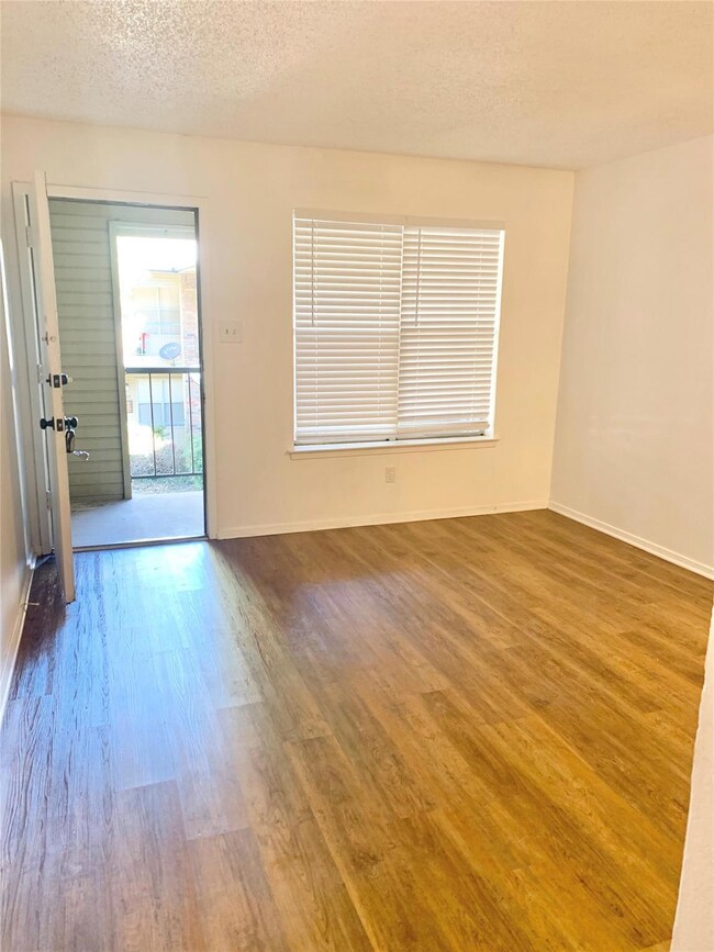 222 N Center St unit 206, Grand Prairie, TX 75050 - photo 4