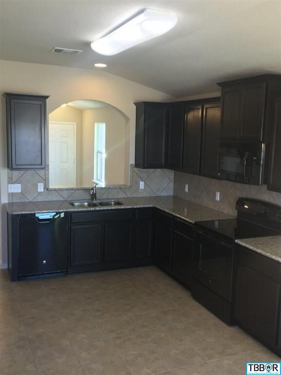 502 Chrislyn Dr, Troy, TX 76579 - photo 2