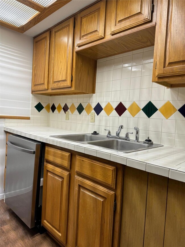 Kitchen with stainless steel dishwasher, decorativ