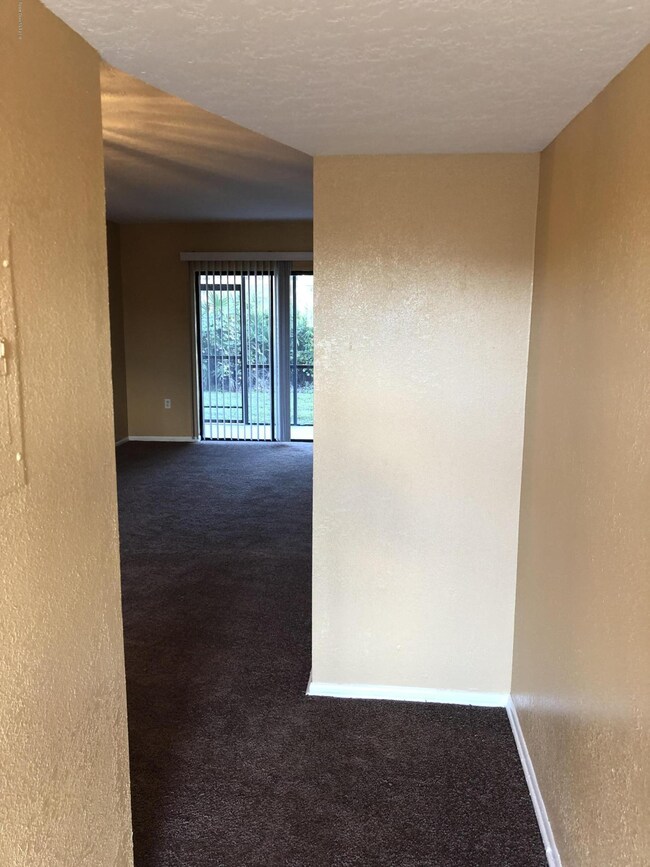 hallway to living room1550