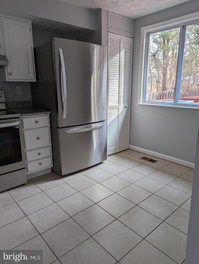 6044 Tree Swallow Ct, Columbia, MD 21044 - photo 5