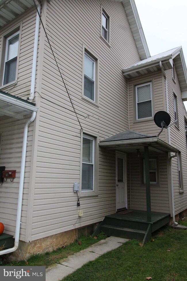 364 APT. B E Jackson St, New Holland, PA 17557 - photo 2