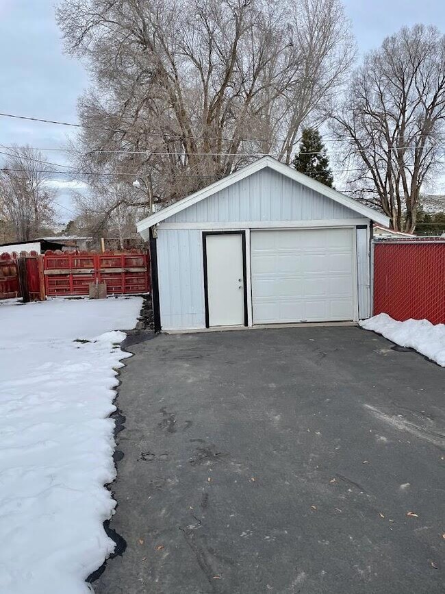 2327 Orchard Ave, Klamath Falls, OR 97601 - photo 3