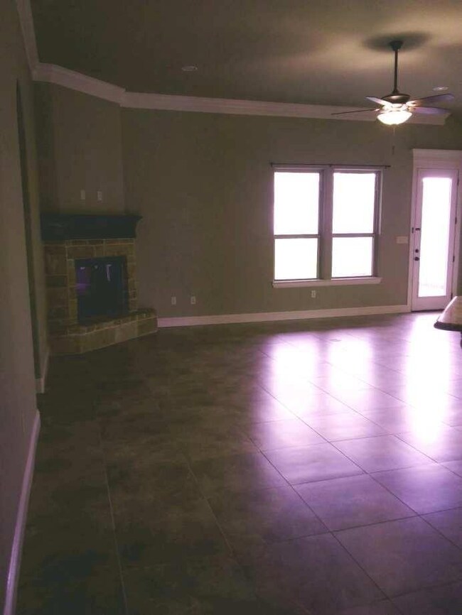 237 Jacinth Ln, Granbury, TX 76049 - photo 2