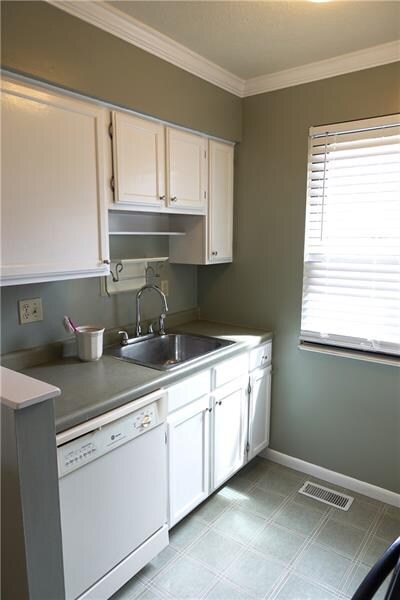Fully equipped kitchen with enlarged breakfast bar
