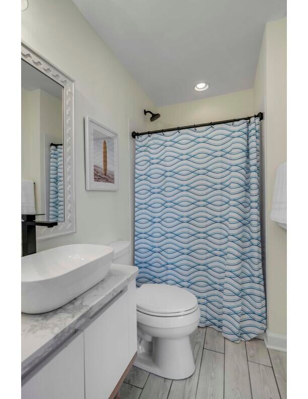 bedroom 2's bathroom 2