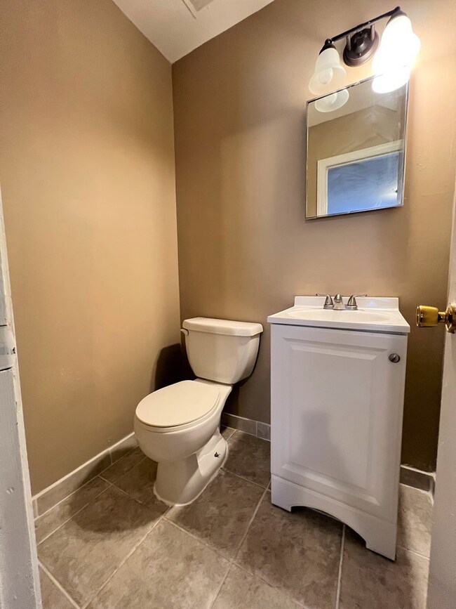 1/2 Bathroom in Bedroom 1