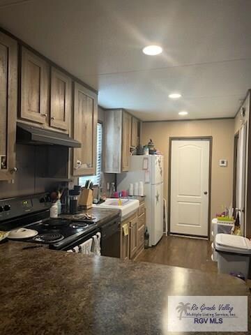 Kitchen... Refrigerator/Stove/Dishwasher